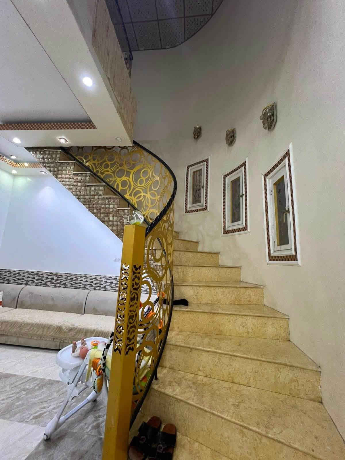 بيت جديد واجهة مرمر بناء درجة اولى
المساحة 200 متر

يحتوي على

4 غرف منام

صالتين 
صالة بالطابق الارضي وصالة بالطابق الاول

مطبخ حار وبارد

استقبال كبير
صحيات داخلية بالطابقين وخارجية
كراج كبير يسع سيارة

واجهة مرمر بالكامل

بيت شغل جناي وليس مقاول مو سكاوي

طابو زراعي عراقي سند 25

يبعد مسافة 50 متر عن شارع كوت ثويني التبليط

ويبعد مسافة 850 متر عن شارع ابي الخصيب السايدين

السعر 158 وبيه مجال

للتواصل واتساب

***********
