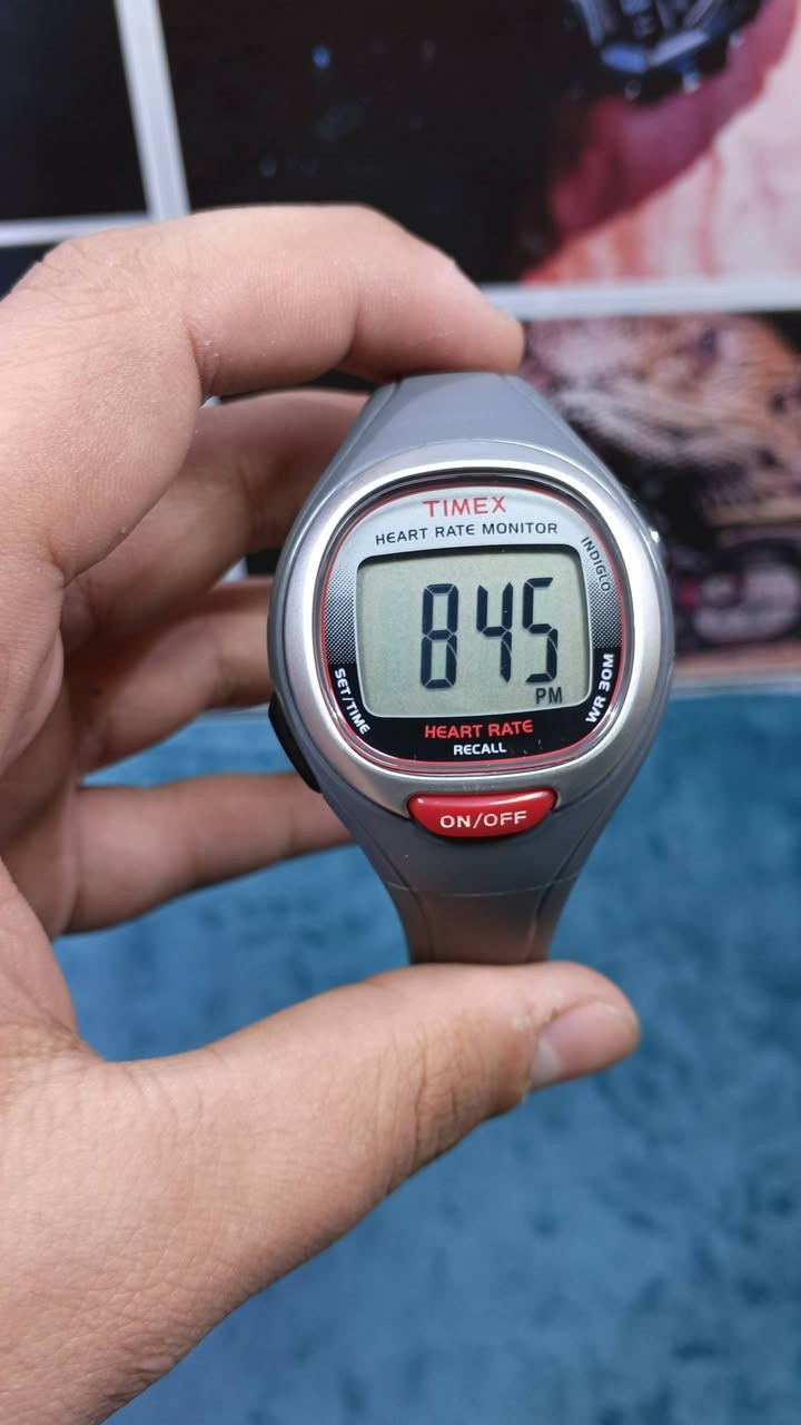 سلام عليكم 

ساعة 5535 Timex رياضية رقمية أصلية، بتصميم رمادي أنيق مع تفاصيل حمراء
المعلومات الأساسية
قطر 38 
الماركة ساعة Timex
الشاشة: رقمية LCD
الإضاءة: INDIGLO
النوع: ساعة رقمية رياضية
السوار: مطاط
اللون: رمادي مع تفاصيل حمراء
عرض اليوم التاريخ
توقيت 12/24 ساعة
المنبه يومي 
مقاومة الماء: 30 متر
عنوان بغداد مدينة - الصدر الاروفلي
جميع الساعات اصلية معا ضمان
توصيل لجميع المحافظات
التوصيل واتساب ***********
