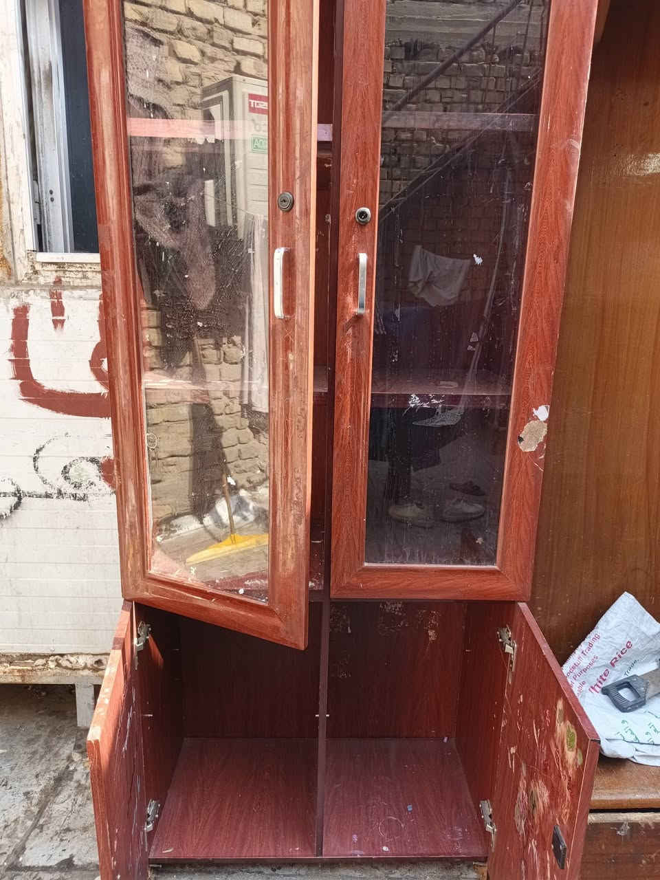 هذه المعرض اوالمكتبه او الكنتور للبيع ايصير اي شي انت اتريده
اني استخدمته كنتور او معرض كتب عدنه واحد ثاني مستخدمينه بالمطبخ ايفيد بهواي اشياء او اي شي
اشتريته 200 نهايته 75 الف مستعمل عوزه تنضيف 
املسق بي اهواي اوراق ف باقي الاثر نضفته بصوره سريعه عوزه بعد اشوي 
 للتواصل   ***********
