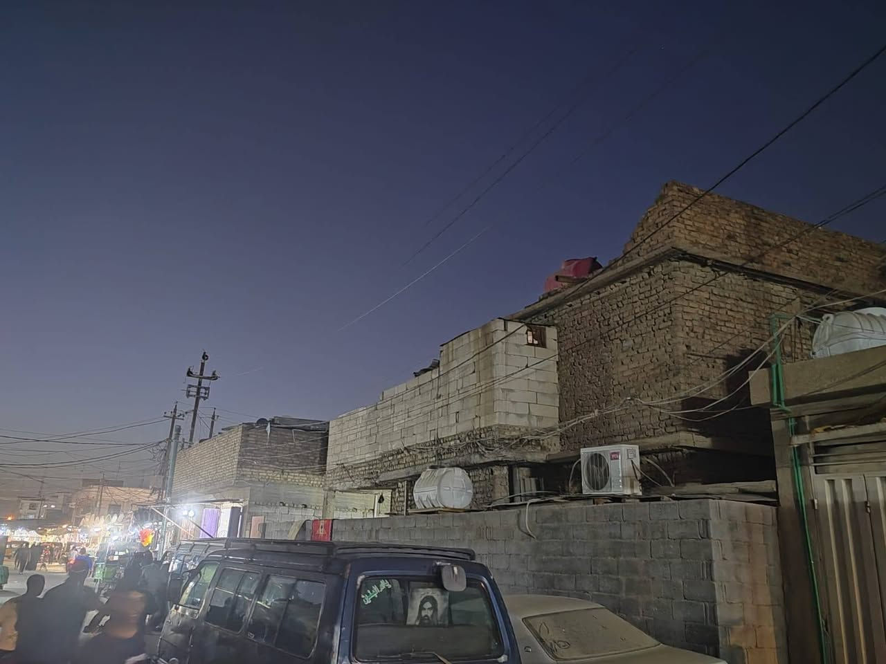 بيت ركن تجاري  ع شارعين بسوق حي الغدير مساحه ٣٠٠ متر طابو صرف وارد مليونين بشهر يحتوي ع ٥ محلات و٣ شقه سعر 850وبي مجال للشراي للتفاصيل اتصل ع ***********
