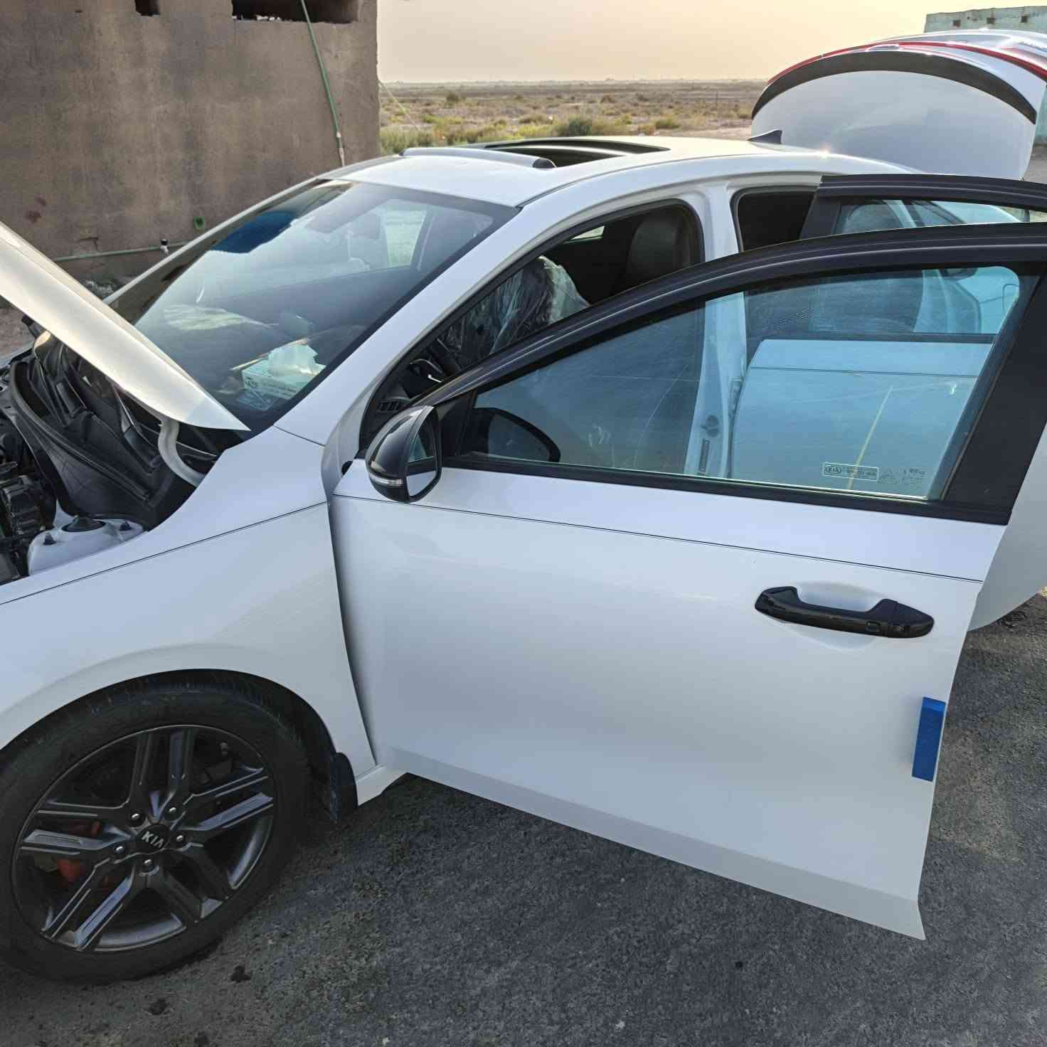 🚗 كيا فورتي GT Line موديل 2020 للبيع – فول مواصفات وارد أمريكي 🚗
معلومات السيارة العامة:
• النوع: كيا فورتي (Kia Forte)
• الفئة: GT Line (الرياضية العصرية)
• الموديل: 2020
• المصدر: وارد أمريكي
• الممشى (المسافة المقطوعة): 90 ألف
​المحرك والأداء:
• المحرك: 2.0L دوش (DOHC) 4 سلندر – اقتصادية جداً بالبنزين مع عزم وقوة ممتازة.
• الكير: أوتوماتيك (AT) ناعم وسلس بالتعشيق.
​المواصفات والكماليات (فول مواصفات GT Line):
• أنظمة التشغيل: بصمة تشغيل محرك + بصمة أبواب (دخول ذكي).
• الفتحة: فتحة سقف كهربائية.
• أنظمة الأمان والسلامة: نظام تحديد المسار والتنبيه عند الخروج عن المسار + رادارات السلامة الأمريكية.
• التحكم والشاشة: شاشة لمس حديثة مع كاميرا دوارة بدقة عالية، وتحكم كامل من الاستيرن (تثبيت سرعة، اتصال، صوت، شاشة).
• التصميم: لمسات GT Line الخارجية والداخلية الرياضية الخاصة، مع ويل كب رياضي وإضاءات حديثة.
• التكييف: تبريد وتدفئة ممتازة جاهزة للقيادة فوراً.
​حالة السيارة:
• الميكانيك والكير والمحرك: بشرط الفحص، جاهزة من كل شيء ولا تحتاج أي مصاريف.
• تفاصيل الضرر: السيارة داخلها نسبة أمطار فقط وليست غرق، ونظيفة جداً.
​📍 للتواصل والاستفسار (للجادين بالشراء فقط):
📞 رقم الهاتف: ***********
