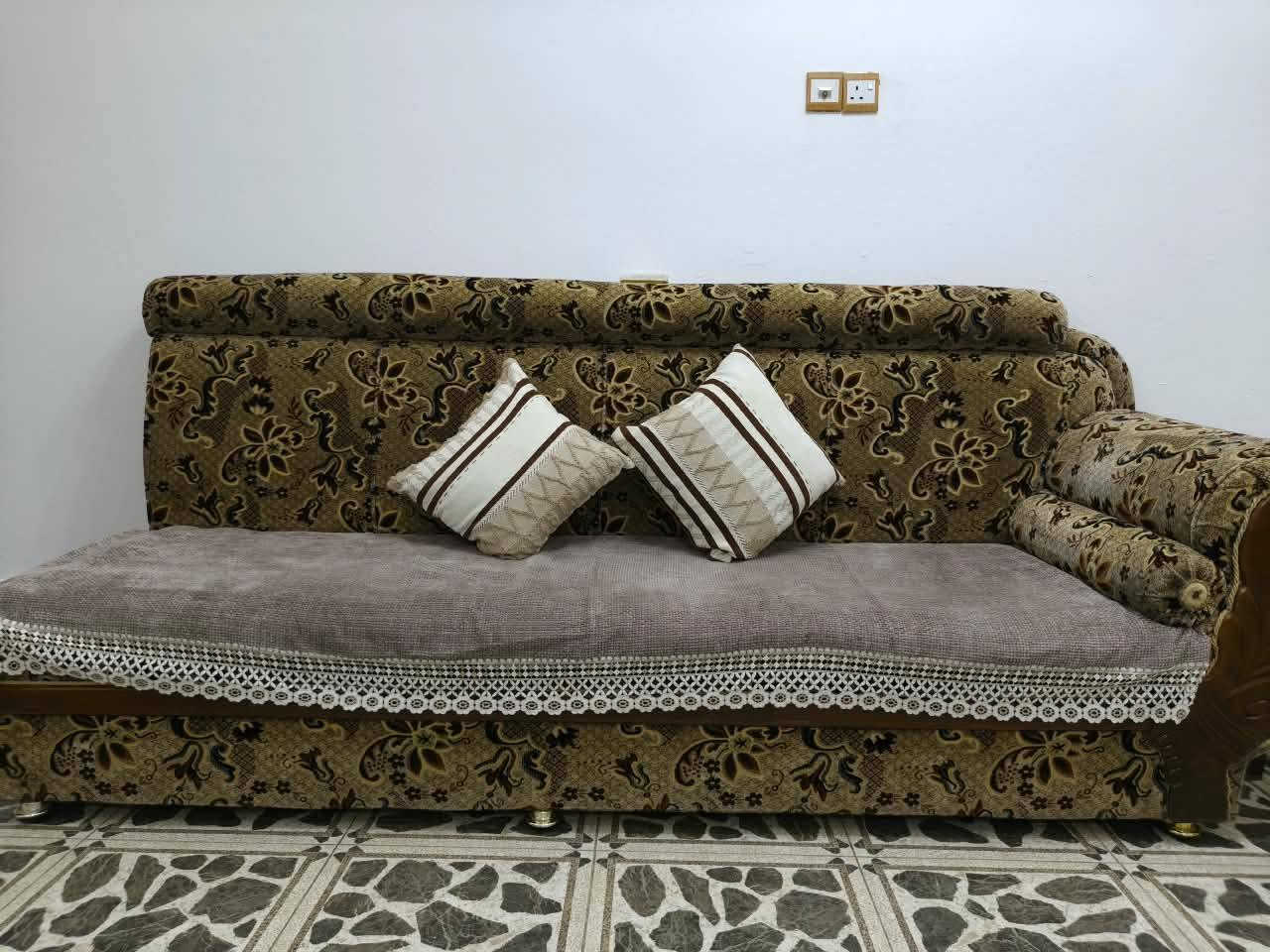 السلام عليكم توجد قنفات حطاطه خشب صاج مغلف 
السعر 600 الف مع الكوشات والقماش جديد بي مجال بسيط السعر 
مرخصت الادمن وافق بلا زحمه 
للتواصل على الخاص او على الرقم التالي
***********
