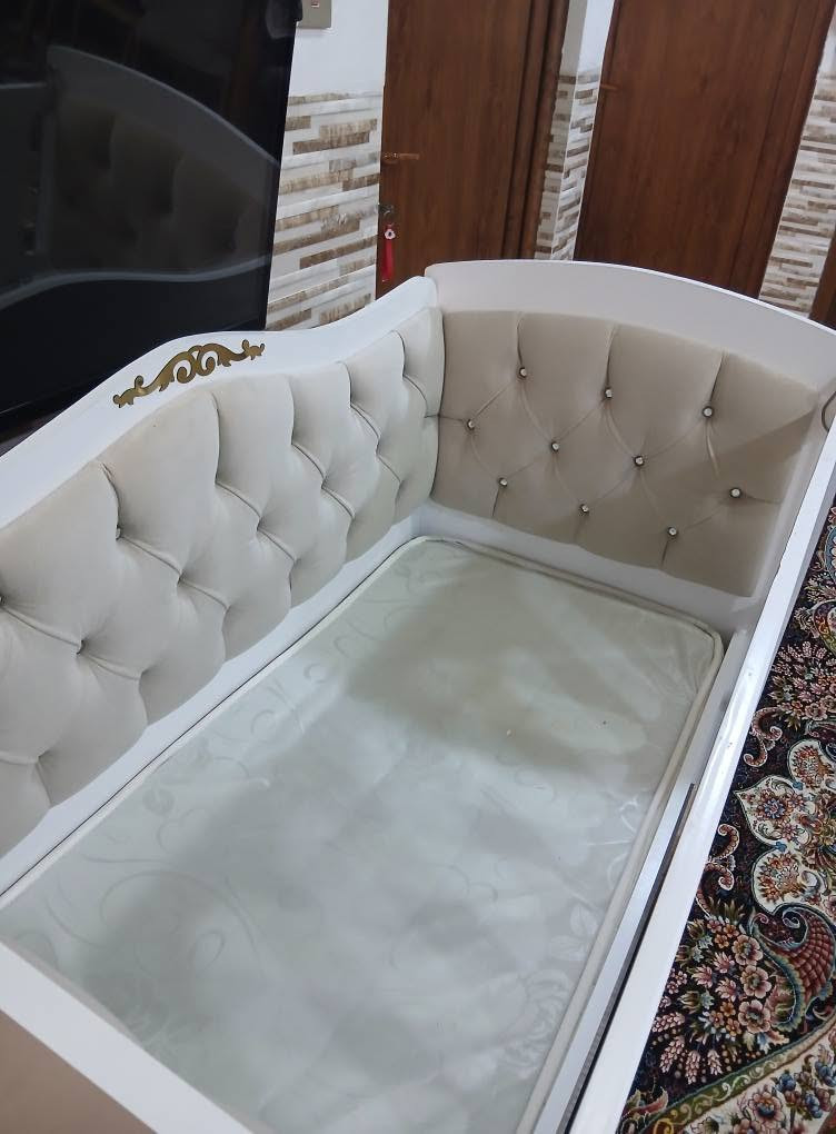 جۆلانێی خەوی مناڵ تەختەیە ، زۆر زۆر تازەیە لۆک لۆکە ، دوچەکمەجەی هەیە ، ڕائەژەندرێت ، 125 درێژە و 70 پانە ، لایەکی دائەدرێتەوە بۆپاڵ سیستەم ، دۆشەکی خۆی لەگەڵە 
زۆر تایبەت و تۆکمەو تازەو جوانە 
خۆی 250 هەزاری پێدراوە لۆک لۆکە سعری ئێستای زۆر گونجاوەو قفڵی 85 هەزارە بێ معامەلە یەک دینارکەمتر نابێ بۆمعامەلە پەیوەندی مەکە
سلێمانی ، گەیاندن هەیە*********** السليمانية, العراق
