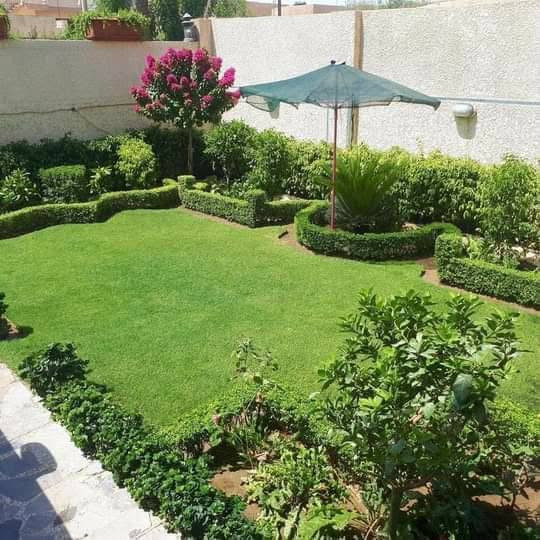 السلام عليكم يوجد فلاح تنضيف حدائق وتجهيزات كامله ارجو من الاخوه رفع المنشور مع تحياتي إلى مدير الاكروب *********** يوجد واتساب
