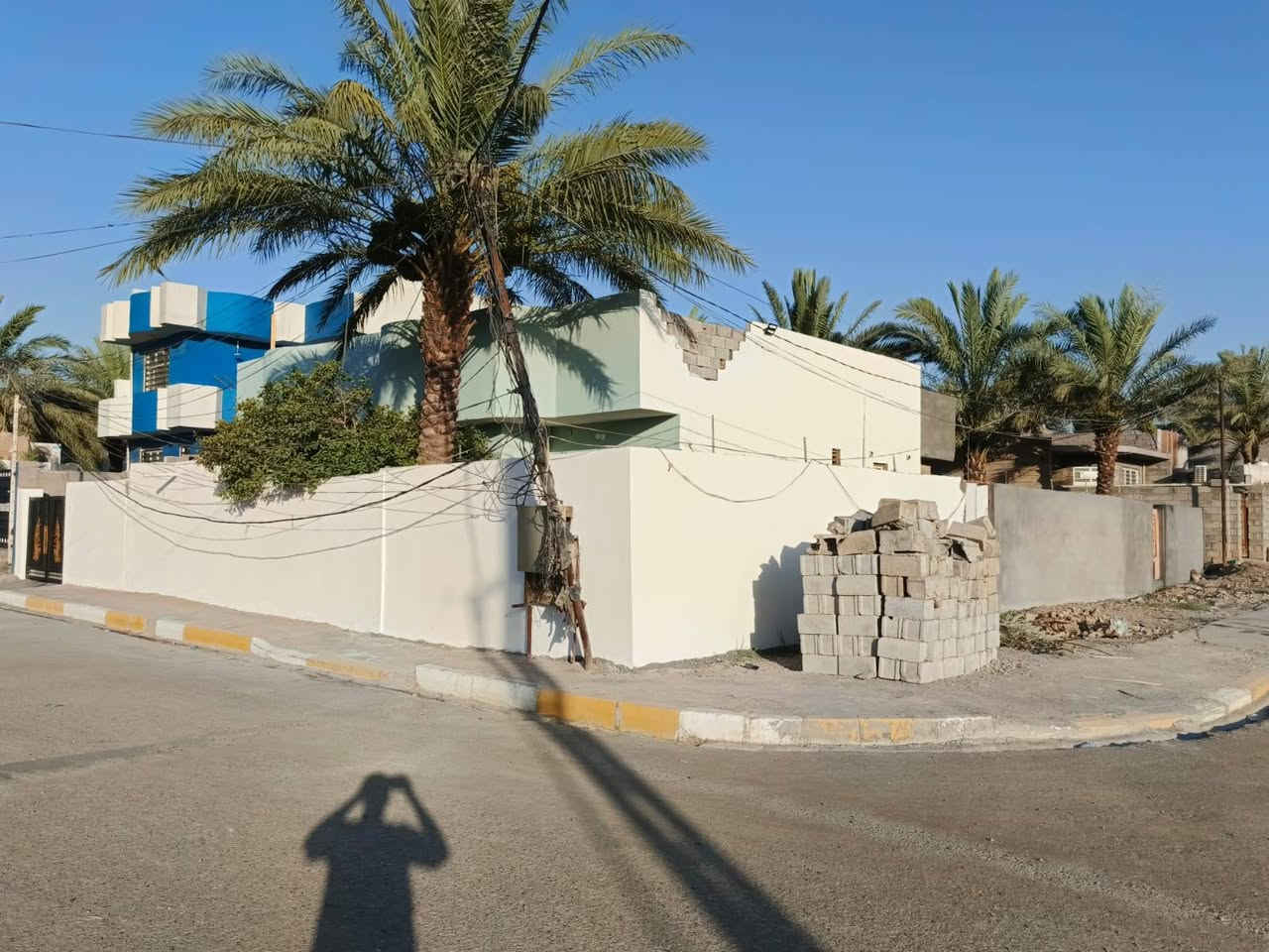 يالله سلام عليكم ورحمة الله وبركاته اليوم عدنة بيت للبيع مساحة 500 متر البيت ركن طابو زراعي نزال 20 والعرض 25 البيت مرمم جديد موقع البيت حي صدام ناحية بهرز في منطقة حي العروبة بيت على شارعين الاستفسار ***********
