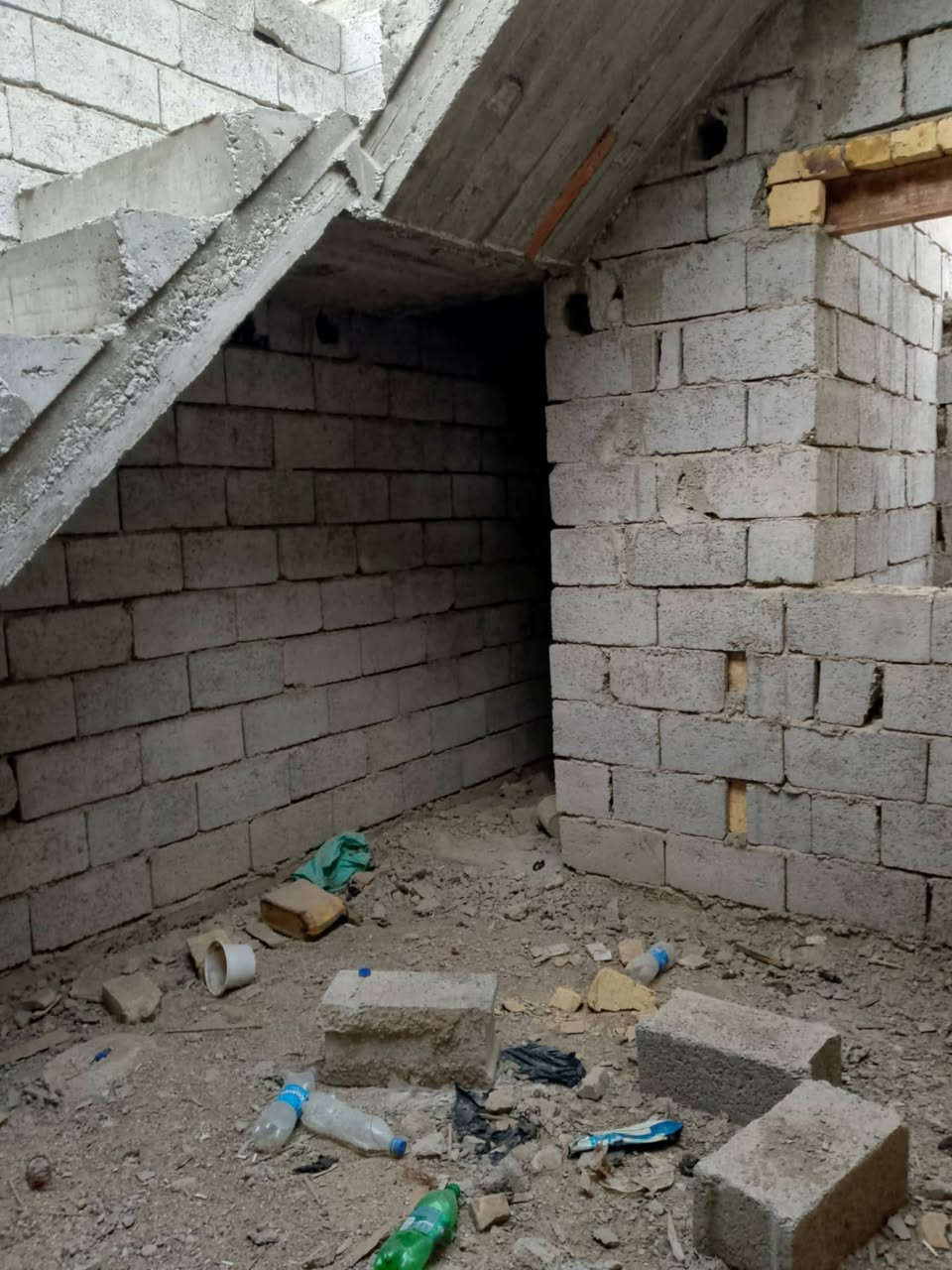 السلام عليكم للبيع مشتمل في منطقة حي الحكيم مساحه 104امتار بتلو طابوق والهيكل بلوك مثل ماموظح بلصوره يحتوي على بناء قرفه + صاله +مطبخ + ستقبال  + منور وحمام  السعر 13 وبي مجال للشراي للستفسار *********** تصال + واتساب
