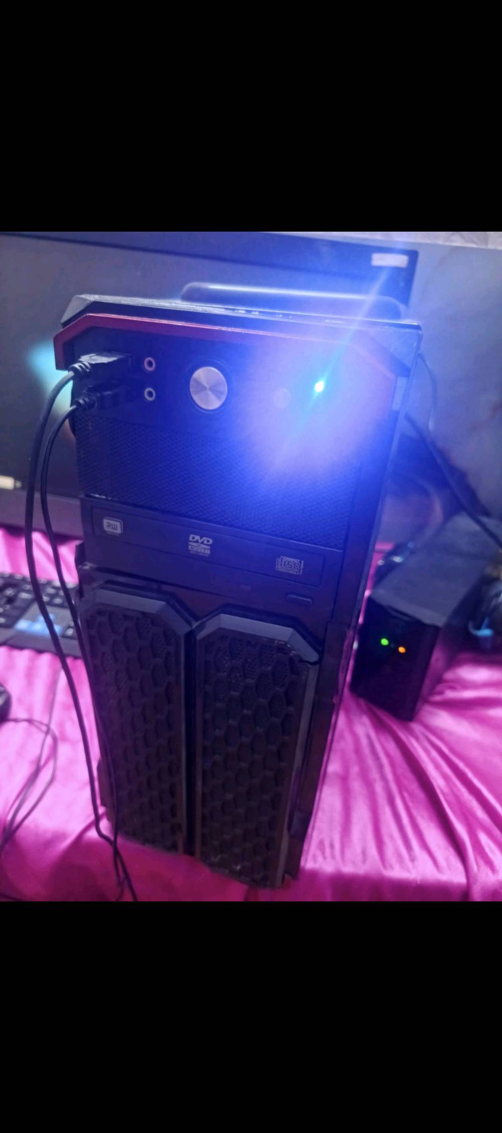 سلام عليكم pc  للبيع يجي ويا حساب ستيم بي ١٠٠ لعبة قويات وحديثات الحاسبة خير من اللة
معالج i5 _4460
كرت شاشهGTX960 asus
مذر بورد gigbayte
رامات 8
بور سبلاي 500w
ملحقات موس وكيبورد لوجتك 
موس باد سماعه ريد دراكون
يواسبي فاربر 850 يجي وياهة 1 كيبورت مكاني بغداد 
لسعر بس اب 200