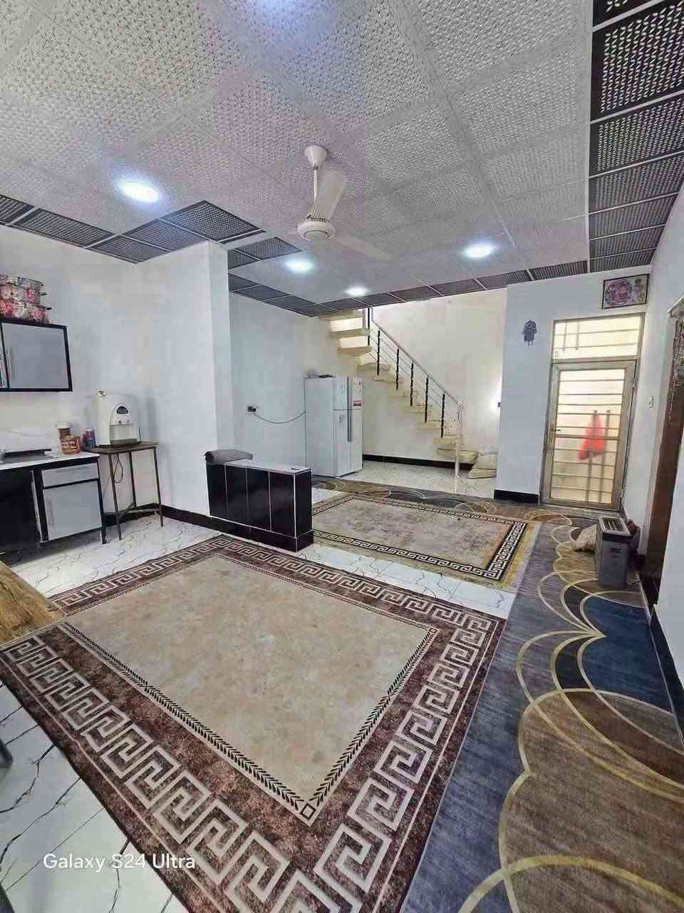 #بيت لبيع بشارع المطارالجديدبشارع السبيس على الشارع البيت المساحه ١٤٠متر مربع يحتوي على غرفه وصاله ومطبخ وستقبال وطارمه ومكشوفه وصحيات السعر ٧٠ للستفسار ***********مكتب بركات ام البنين قرب اسواق فدك مقابيل شارع السبيس البيت يصلح عياده او مجمع موقع راقي بس العرصه هيه فوك ل ٦٠ بايعك سعر عرصه

