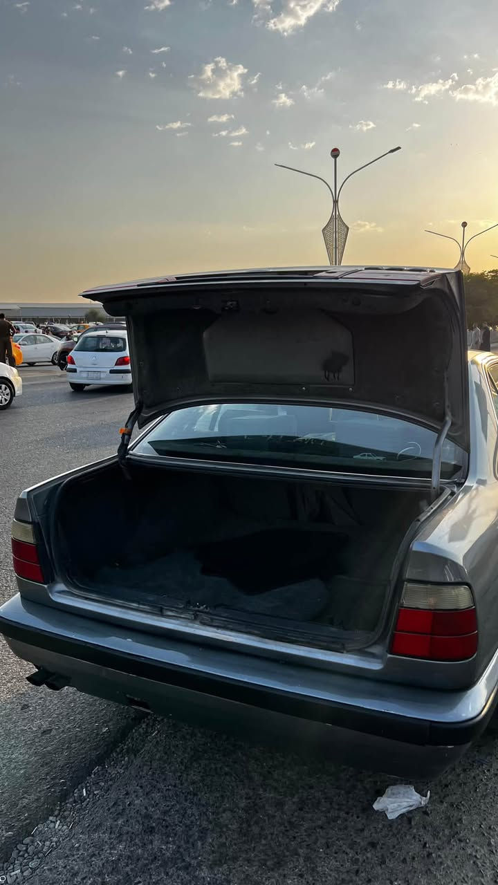 Bmw 525i مكينه وكير شرط رقم كركوك بطاقه بانزين بدون حادث كير عادي اكسل قفل تبريد  سعر 58  سنويه لل30مراوس بتكسي او خصوصي حسب القناعه مكانه كركوك ***********
