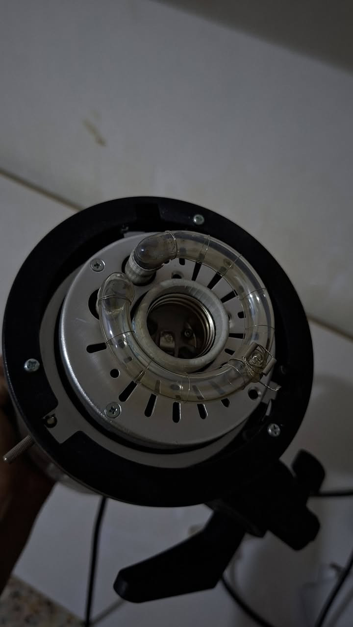 اضاءة كت godox sk 400 ii
الإضاءة شغاله بس اكو خلل بالاعدادات 
يعني ماكو ضربة فلاش ما اعرف اضبطها
نقص جنطة و ستاندات و الشمعة الداخلية 
ابيعها على وضعها ب 100 الف والتوصيل عليه
و هذا رقمي ***********

