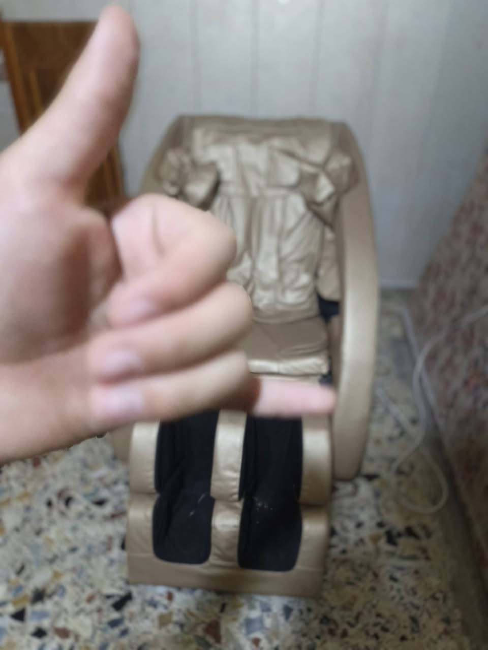 كرسي مساج مثل ما اشوفون بل صوره الكرسي يخبل مكاني بغداد العبيدي السعر 250 وبي مجال ***********
