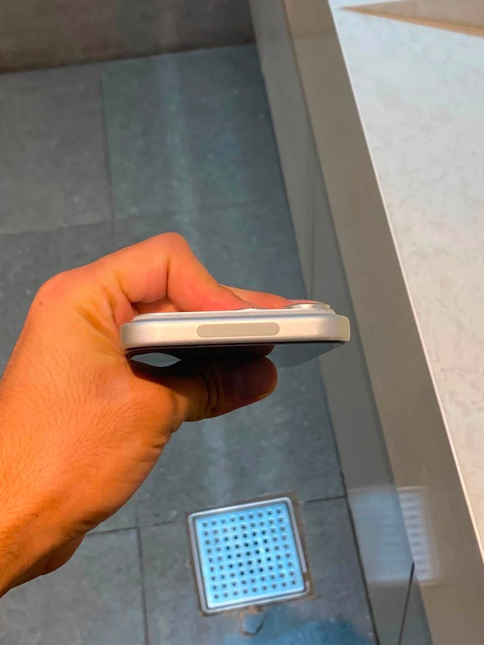 السلام عليكم
ايفون ١٧ برو ماكس
لون سلفر 
نضافة ١٠٠٪؜
ذاكرة ٢٥٦
esim !
شركة الجبال
السعر 1,800,000 بي مجال بسيط 
التفاصيل خاص او***********

