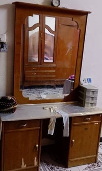 ٤ قطع • ميز تواليت • نظيفه