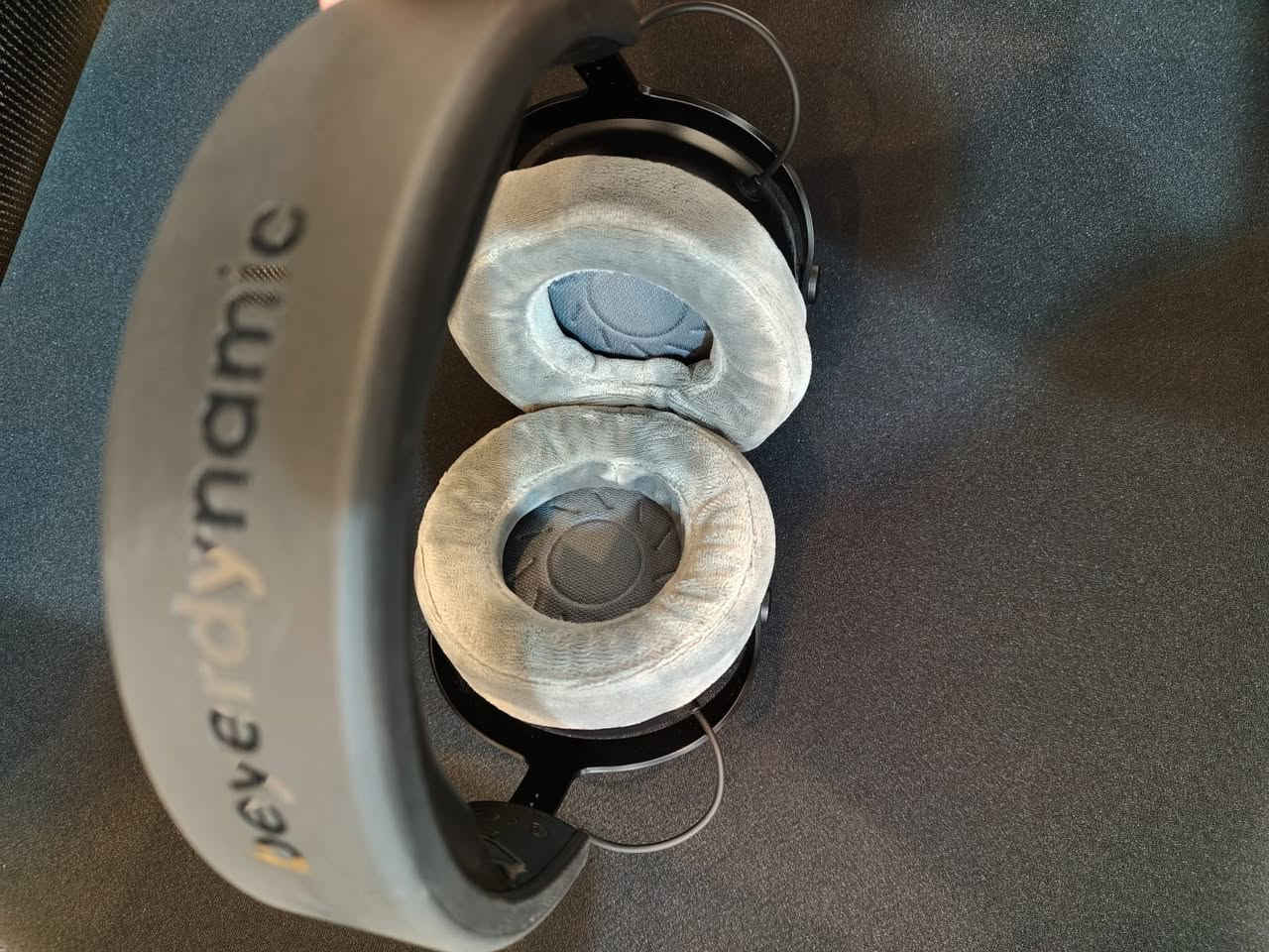سماعة Beyerdynamic DT 700 PRO X استعمال نظيف للبيع (مع البوكس)

سماعة استوديو وجيمنج احترافية من الطراز الثقيل، صوتها صافي وبيه تحديد اتجاهات خرافي
الكيبل القصير (1.8 متر) مالتها ضايع، بس الكيبل الطويل (3 متر) الأصلي موجود ويشتغل وما بيه أي مشكلة بس حنقص من السعر علمود الكيبل القصير ضايع
المواصفات:
الجيل الجديد (DT 700 PRO X): تجي بيها منفذ كيبل ينفصل (Mini-XLR) ومحرك STELLAR.45 المطور.
تشتغل على كل شيء: صوتها قوي ونقي وتقدر تشغلها على التلفون، اليد، أو الحاسبة مباشرة بدون ما تحتاج كارت صوت خارجي (Amp/DAC) قوي.
عزل وراحة: عزل خارجي ممتاز جداً، وعصابة الرأس والوسائد المخملية مريحة للغاية للجلسات الطويلة بدون ما تضغط على الرأس.
المرفقات: السماعة + الكيبل الطويل الأصلي + محول الصوت (Adapter 6.3mm)
السعر (150 الف) قفل
تواصل whatsapp ***********
ماسنجر
