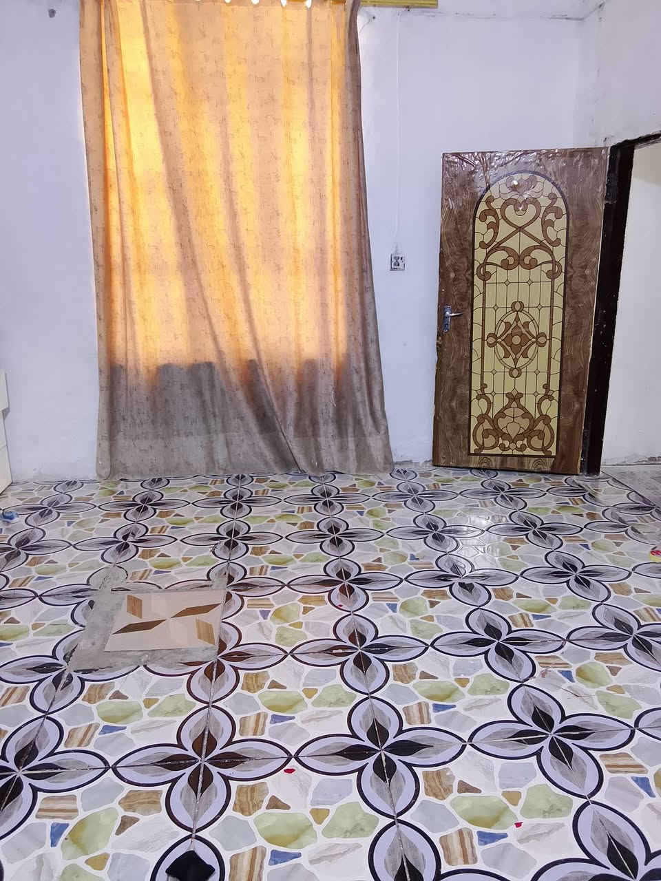 السلام عليكم 
دار للبيع شارع المطحنة  قرب مدرسة الرحاب الابتدائية ومدرسة الفردوس المتوسطة  75 متر  صندويش  نظيف بسعر مناسب 
غرفة 
صالة 
مطبخ
حمام
طرمة  
الاستفسار اكثر الاتصال على الرقم ***********
