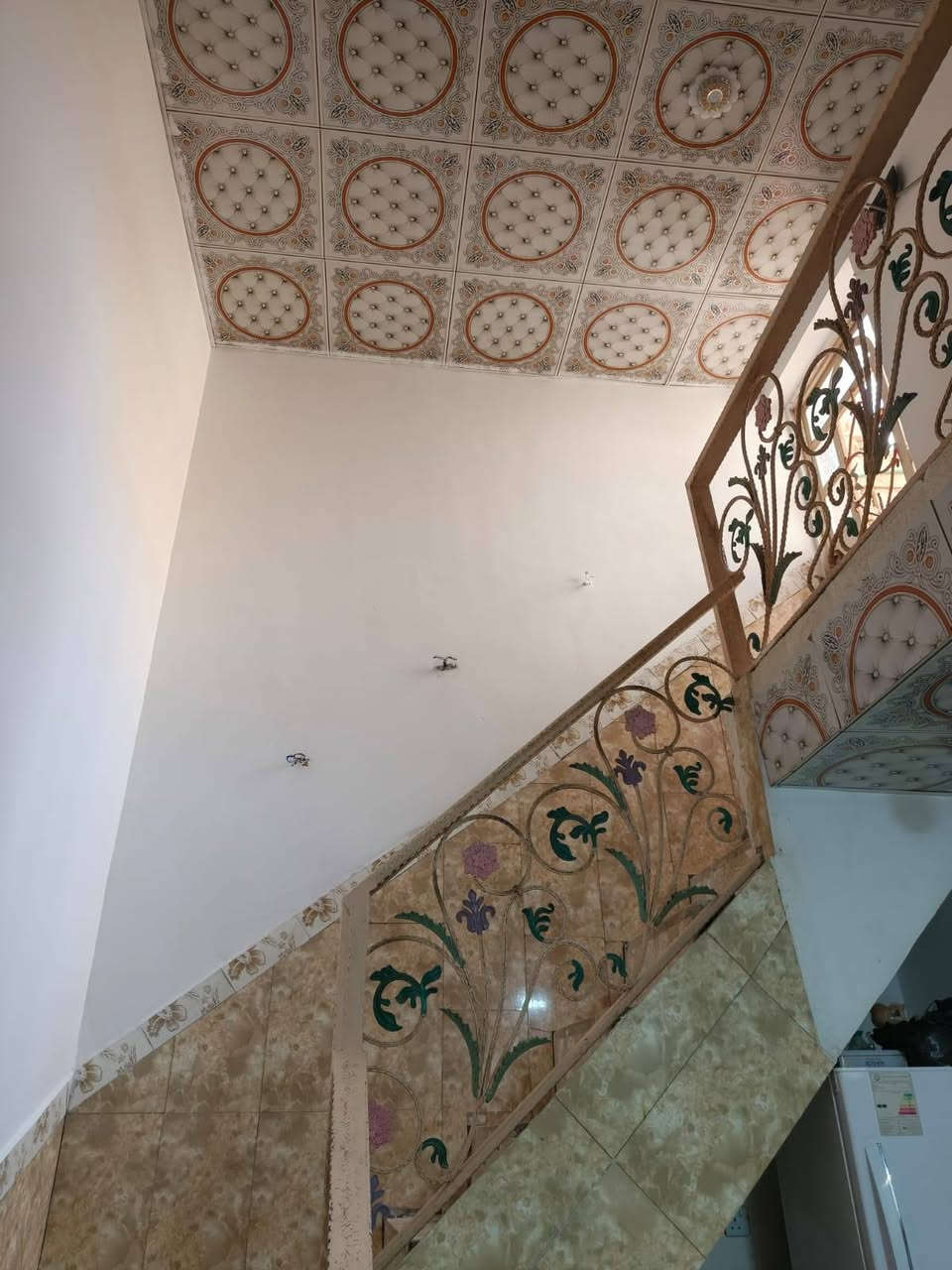 السلام عليكم مكلف بالنشر دار  ۸۰ م² الواجهه تقريبا ۱۱م والنزال ٧ وربع تقريبا طابو زراعي ملك صرف ثلاث غرف نوم وصاله واستقبال ومطبخ حار وبارد ومخزن وحمام مشترك عدد 2 و wc للخطار عرض الشارع ٦م  سعر الدار 72،علما أن الدار يقع في قضاء الكوفه منطقه السراي للتواصل ومعرفه تفاصيل اكثر عن العقار اتصال على رقم صاحب العقار

***********
