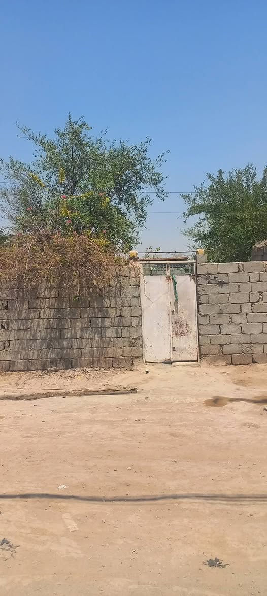 السلام عليكم بيت للبيع المساحة 200 العنوان ذي قار الرفاعي مقابيل بانزين خانة سمة الفرات السعر على رقم الهاتف ***********
