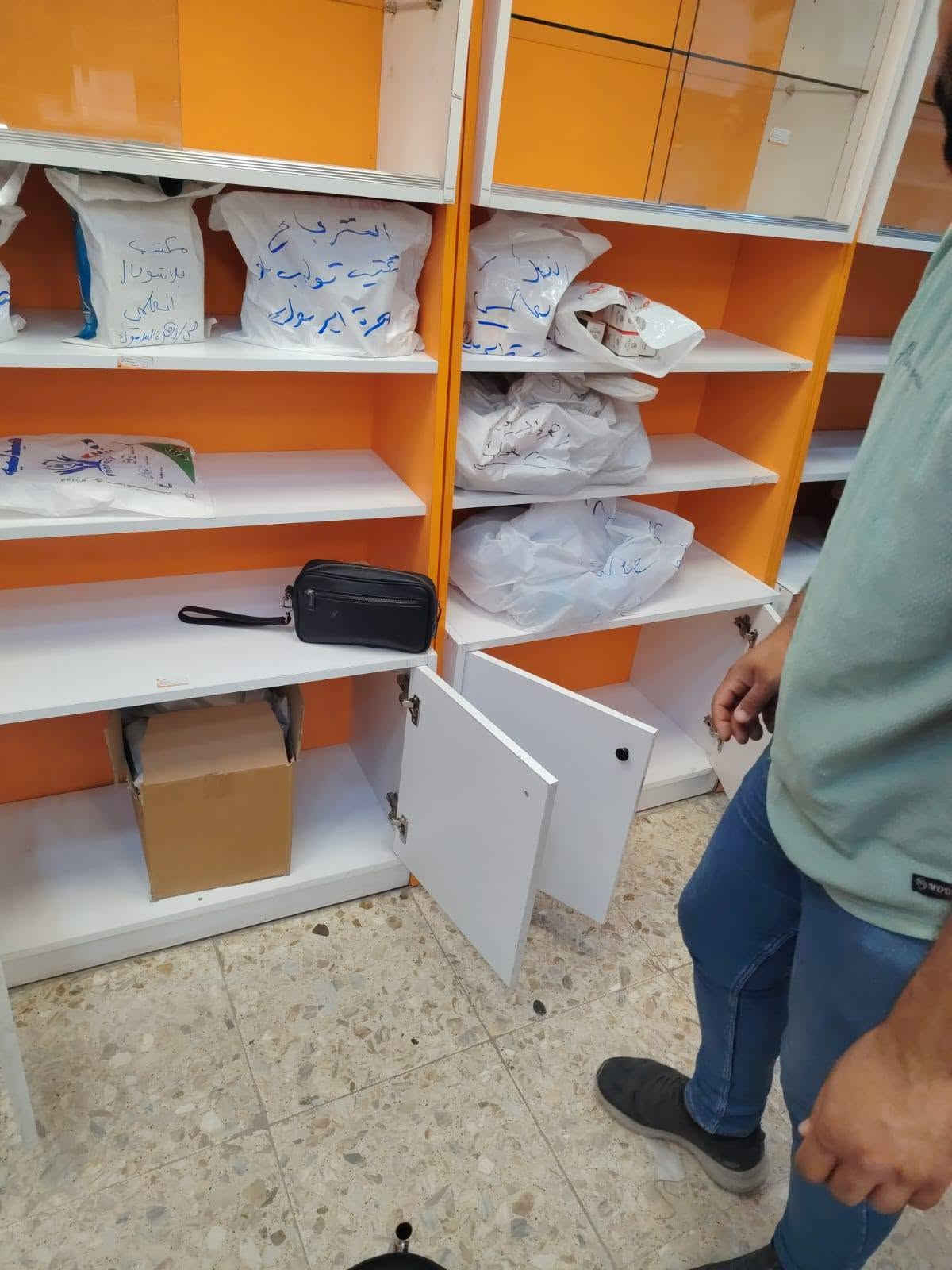 السلام عليكم
فاترينات للبيع مثل ما واضحات بالصور نظيفات كلش 
بغداد حي الجهاد قرية المكاسب 
***********
