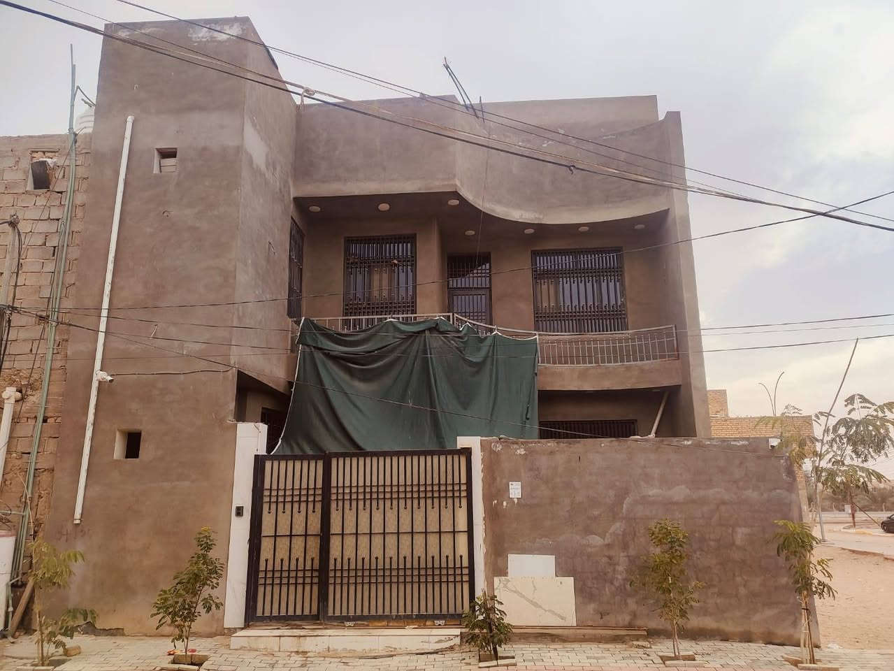 سلام عليكم  للبيع بيت 205 متر في حي الرسالة قطاع 26 بصف الركن ثاني بيت على التبليط يتكون من طابقين الطابق الارضي يحتوي على غرف نوم عدد 2  احدى الغرف سويت والاخرى  غرفة فقط واستقبال وصاله ومطبخ وحمام وتواليت عدد 2 والطابق الاول 3 غرف نوم ومشتمل احدى الغرف سويت وغرقتين بدون سويت  وتواليت وحمام  السعر 305 وبي مجال للتواصل  تلجرام واتساب 
***********
