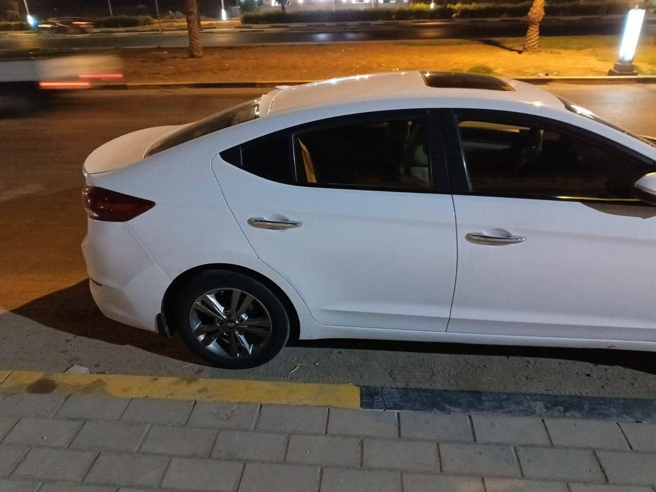 سلام عليكم النترا مديل 17 خليجيه فول ماعده البصمه بيها شخط باب السايق واضح وبارد قليل كد شبر بلجاملق الورره مكينه 1600 ااسعر 115 بيها مجال مكان سياره  بصره قبله مكلف بلنشر موجود وتساب ***********
