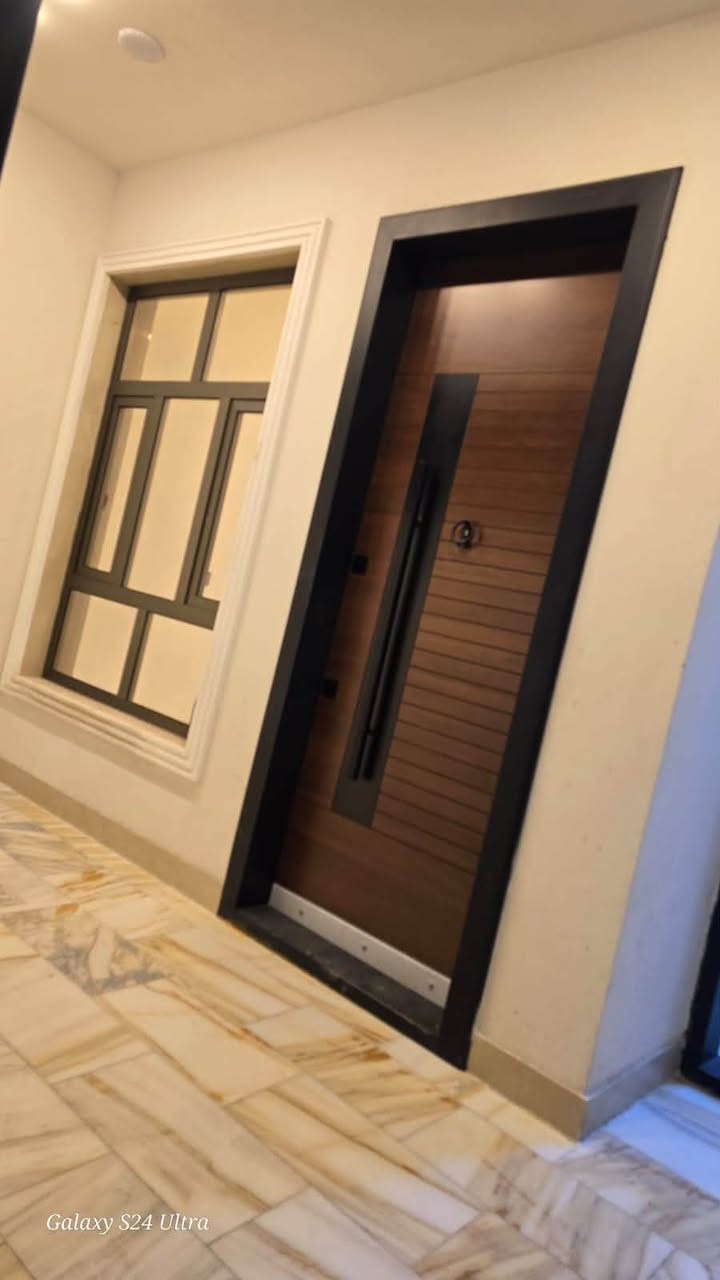 بيت ١٠٠ متر للبيع  ***********
الموقع الصحفيين الشارع المقابل للمجمع السويسري بيت مساحه ١٠٠متر 

الواجهة ٥م النزال ٢٠م 

الطابق الأرضي يحتوي على صاله وحولي ومطبخ سوه وغرفه نوم +صحيات ومنور

الطابق الالول يحتوي عله غرف نوم عدد ٣ وصحيات 

الطابق الاخير ستاره وبيتونه
