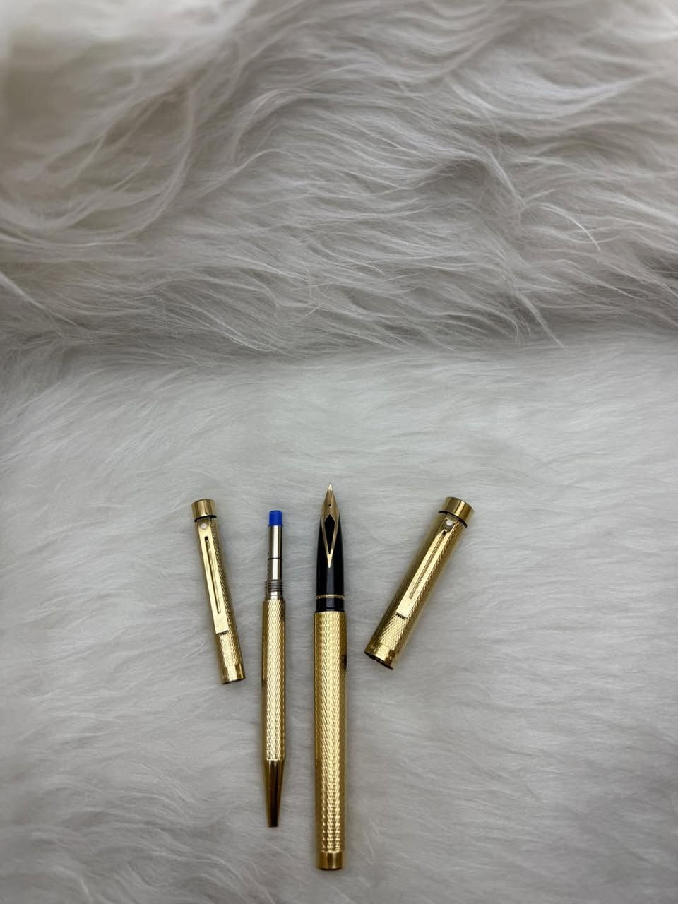 SHEAFFER ( TARGA )
سيت شيفر تاركة 
حبر و جاف 
امريكي المنشأ اصلي 
طلاء ذهب ثابت 
ريشة(سلاية) ذهب عيار 14k
نقشة مميزة و نادرة 
حجم الخط F
انتاج سنة الثمانينات 
جديد غير مستخدم 
مع العلبة اصلية و الكرنتي
للاستفسار المراسله على الواتساب او الاتصال بالرقم  *********** 
يوجد خدمة توصيل داخل بغداد و محافظات
