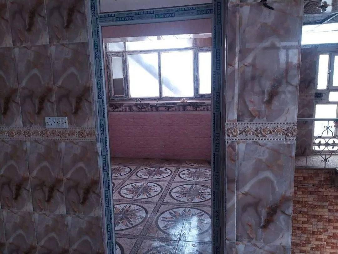 شقة معزولة للايجار
تتكون من مطبخ و صالة وغرفتين حمام وصحيات تقع خلف مجمع الوارث مقابل عيادة دكتوره هدى للاستفسار الاتصال على الرقم 
***********
***********
