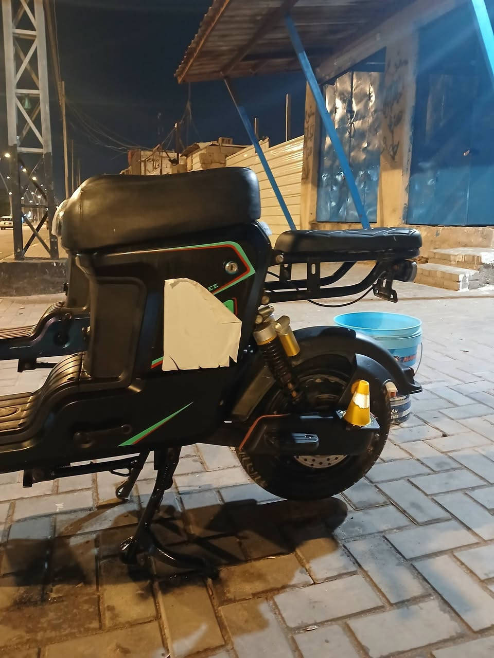 السلام عليكم R9 موديل 24 ما ماشيه شرط جديد ٥٠٠٠ الف فقط 
البطاريات ونلي الأصلي بعدها بجيس الوكيل حته وصلها موجود السعر ٤٠٠ مكاني البصرة الحيانيه ***********
