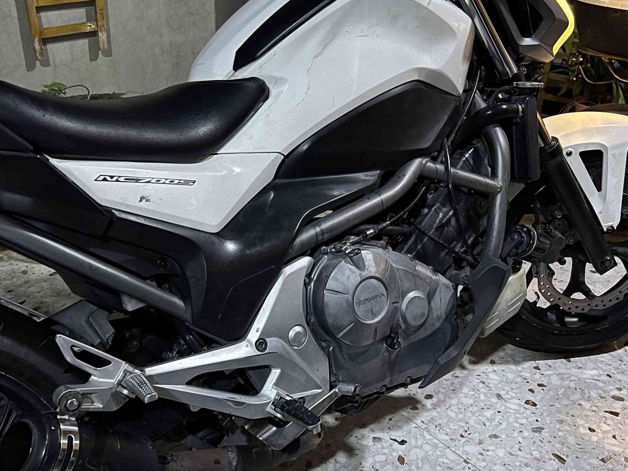 السلام عليكم شباب للبيع هوندا nc700s موديل 13 محرك 700cc بستمين نوزل كلش اقتصاديه مكفوله كفاله عامه وارد يابان ماشيه 33 الف حقيقي الدارجه مامتعوبه دهن كله موتل تايرات امامي خلفي جديد السعر 23 ورقه وبيه مجال بسيط مكاني كركوك للاستفسار اكثر بدون اوراق ***********
