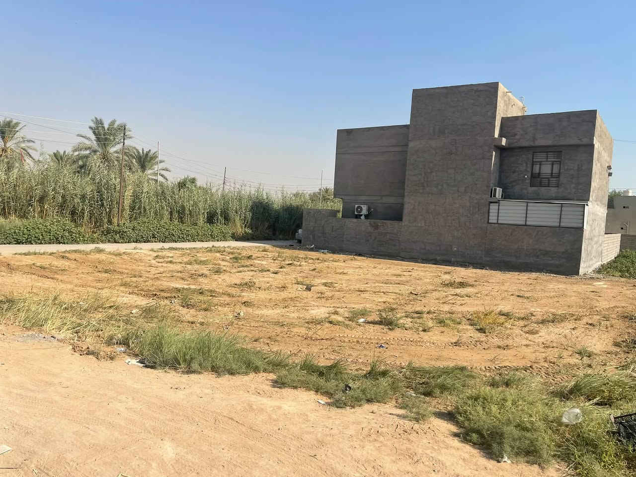السلام عليكم
قطعة ارض مساحة ٤٢٥ متر ركن 
واجهة ١٧ متر نزال ٢٥
جنس العقار زراعي سند ٢٥ 
تبليط مجاري كدامها بزل 
ماء اساله كهرباء 
كل الخدمات متوفرة 
عنوانها الجعارة حي المنتظر 
ركن على البزل الثاني
***********

