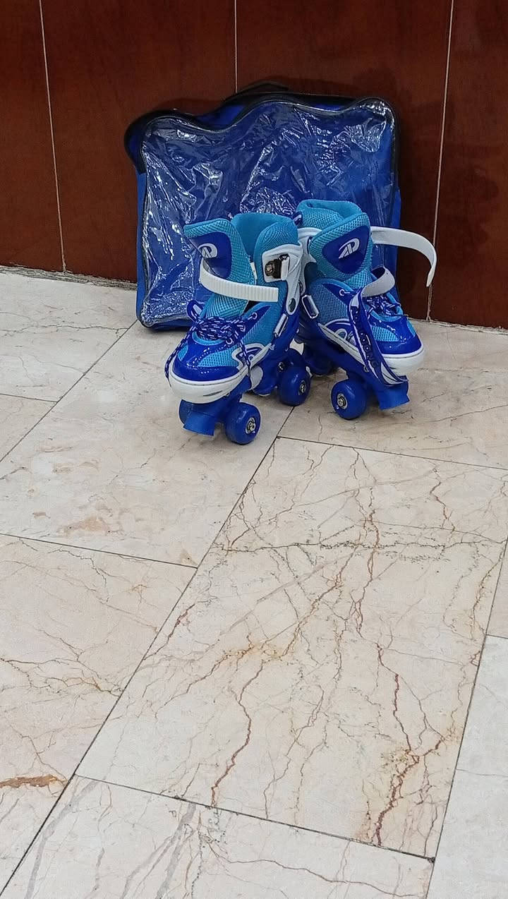 سكيت رباعي مال اطفال للبيع يلبس 31 إلى 34
