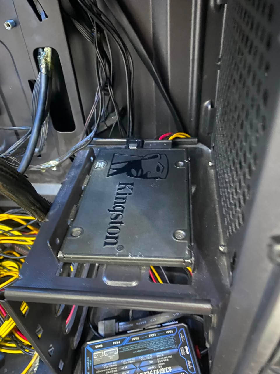 البصرة

حاسبة 

المواصفات 
Motherboard : 450m a pro max II
Ryzen 5 3400g 
 DDR4 Ram 8GB   Lexer  2666 
Hard ssd  kingstone 450gb
Power supply 600watt 
مدخل اقراص 
مدخل هارد خارجي 
الكيس نظيف 

السعر 350 الف

***********
