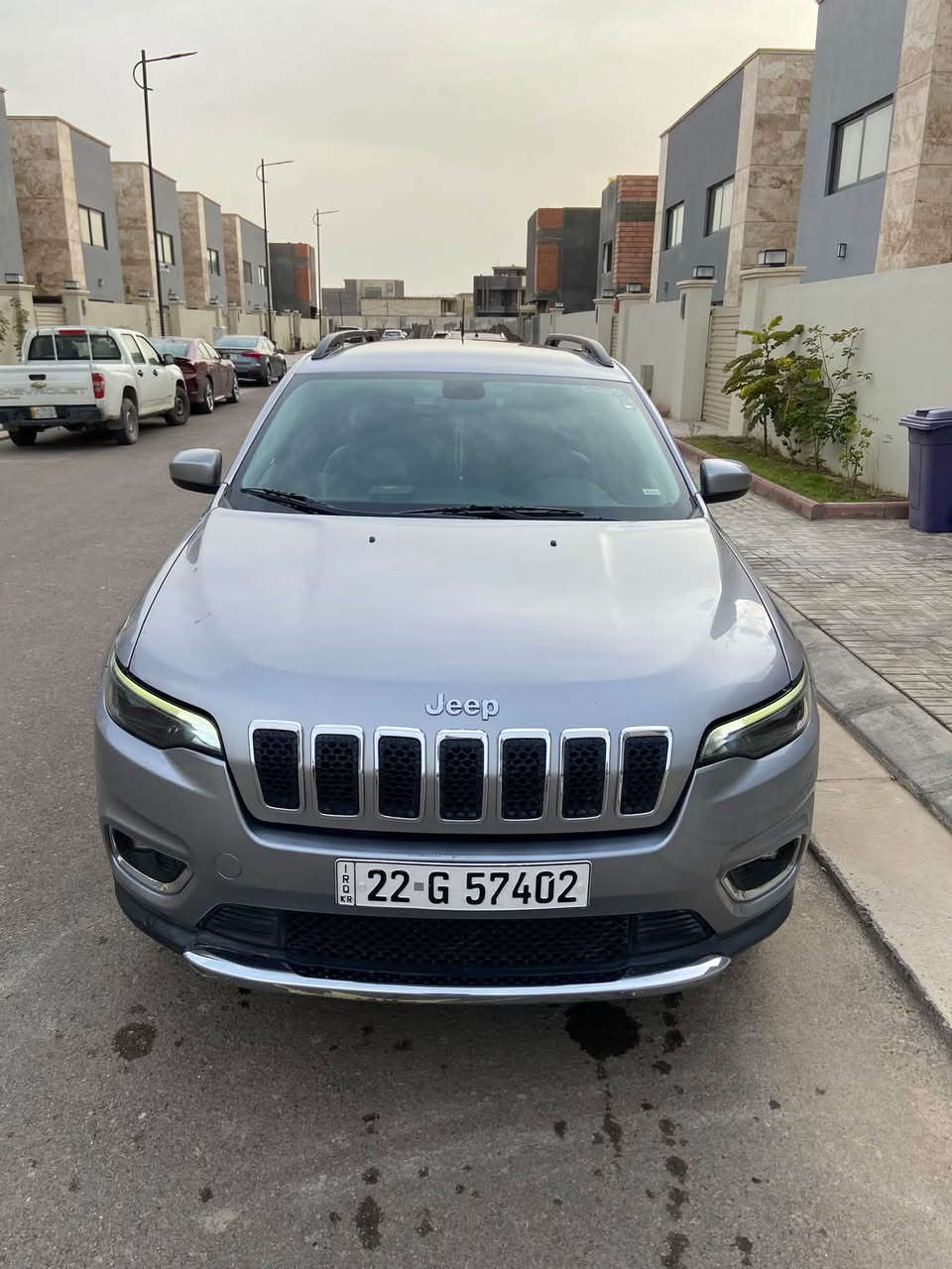 السلام عليكم
جيب شيروكي (بزون )موديل 2019 
محرك 4 سلندر 2400 
 مواصفات لاتتيود بلس 
بصمة وتشغيل عن بعد 
هاند بريك بصمة 
فور ويل 
مقاعد جلد 
شاشة وسط 
كرسي كهرباء 
تحكم ستيرن جهتين 
كروس سرعة 
وتحكم صوت واندرويد وكار بلي 
لايت زينون مع ليد نهاري 
السيارة عليها ادامة كاملة ومتعوب عليها سيارة مابيها اي نقص صدر امامي جديد تخم تاير جديد باتري جديد نوزلات وكالة جدد دسكات جديدة .
السيارة ماشي83 الف ميل  
رقم اربيل باسمي  
حادثها صفحة الراكب جاملغ وبابين وبدون ايرباك السيارة بدون اي ايرباك كلها سليمة حادث سطحي وصور الحادث موجودة ..بجم كبس بلادي 
السعر 12500$  وبي مجال  
موجودة في بغداد
هاتف : ***********
