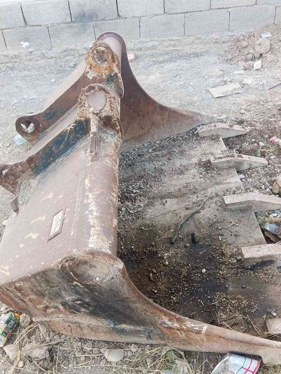 حفارة • تاير • ذراع طويل