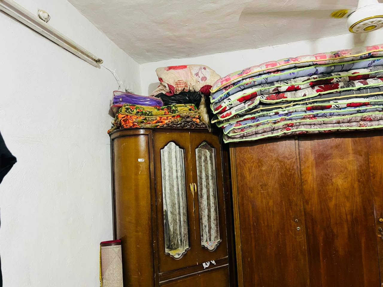 بيت للبيع ملك صرف مساحة 180متر  غرفه صاله هول مطبخ صحيات جوه وغرفه فوك بناء طابوك سقف صب مسلح  عنوان حي الوحده قرب مدرسة نوسيبه البيت صاير بصف ركن  سعر 115وبي مجال ***********
