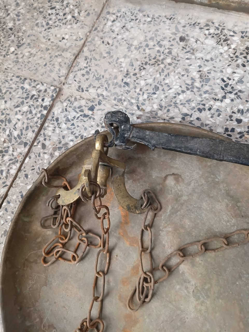 ميزان قديم • ٧٠×٥٠ سم • بغداد