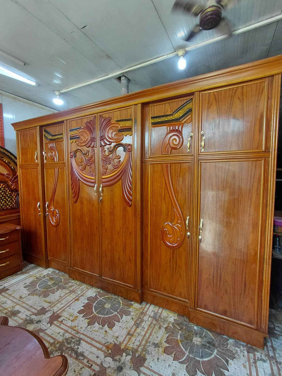 غرفه نوم ام السته طابقين داخل وخارج صاج ضهر جرجوبه وصاج  زاويه كنتوري خمسه ملم عنوانه كوت حي الجهاد شارع النجارين نجارة ومعرض الحجامي الاتصال او مراسلة الصفحه سعره مع الشد والنقل علينه داخل الكوت ***********
