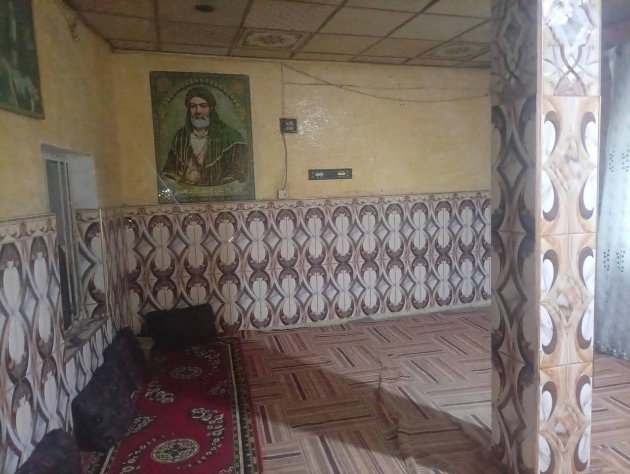 السلام عليكم((( للبيع بيت طابو صرف ))  الزبير سوق سوادي قرب مطعم الحجي البيت فرعي  مساحته 145 متر  بناء كونكريت مسلح  يحتوي على 3 غرف،، 
والجوه 3غرف واستقبال ومطبخ وحمامات وطارمه
  السعر 115 مليون وبي مجال 
للاستفسار ***********
