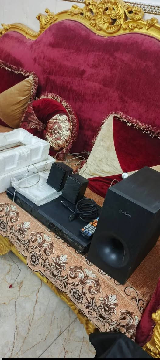 السلام عليكم .
جهاز سيستم و مضخم هوم DVD سينما  ماركة سامسونج العريقة حديث HD  بلوراي 3D  و انترنت  اخو الجديد بالباكيت مع كل ملحقاته .
استيراد وكالة الكويت . ملحقاته ريموت مع كيبل HD مع الكتلوكات  والفيش .يشغل ٣ سماعات ..القدرة الكلية للصوت 250 واط. 
المواصفات :
مشغل جميع الاقراص3D بلوراي DVD و CD و MP3 يعرض 3D ثلاثي الابعاد .
فتحة LAN لربط انترنت 
فلاش رام .
ادخال اواكس مضخم لربط النقال او اي جهاز اخر وكذلك يدعم  ربط بلوتوث خارجي عالاواكس .
اوبتكل لربط كيبل ضوئي مباشر مع الشاشة .
راديو باحث FM .مع خزن قنوات مفضلة .
مع خاصية ايكولايزر للتحكم بنغمة الصوت والتضخيم بنظام الاستيريو عالي الوضوح .شغل الجهاز جدا ممتاز من علو بالصوت وتضخيم دمام رائع . صوته واضح جدا و مجسم .
سعر الجهاز ٧٥ الف نهائي اخوان من الاخير .
للاستفسار او المراسلة عالخاص بلا زحمة او 
*********** البصرة . موجود توصيل شركة .

