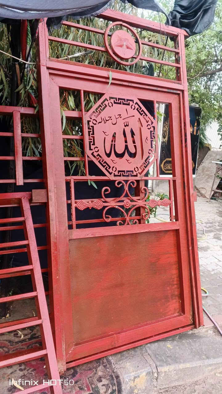 ابواب وشبابيك • مستعمل • باب احمر ٢٣٥×١١٨