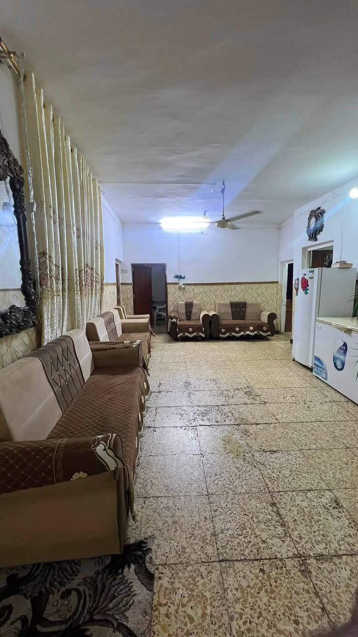 السلام عليكم دار للبيع
المساحه / 400 
اوقاف 

الموقع / حي الزهراء قرب مدرسه الوقف الشيعي 
يتكون البيت من غرفتين وصاله واستقبال ومطبخ وحديقه خارجيه 

***********
***********
