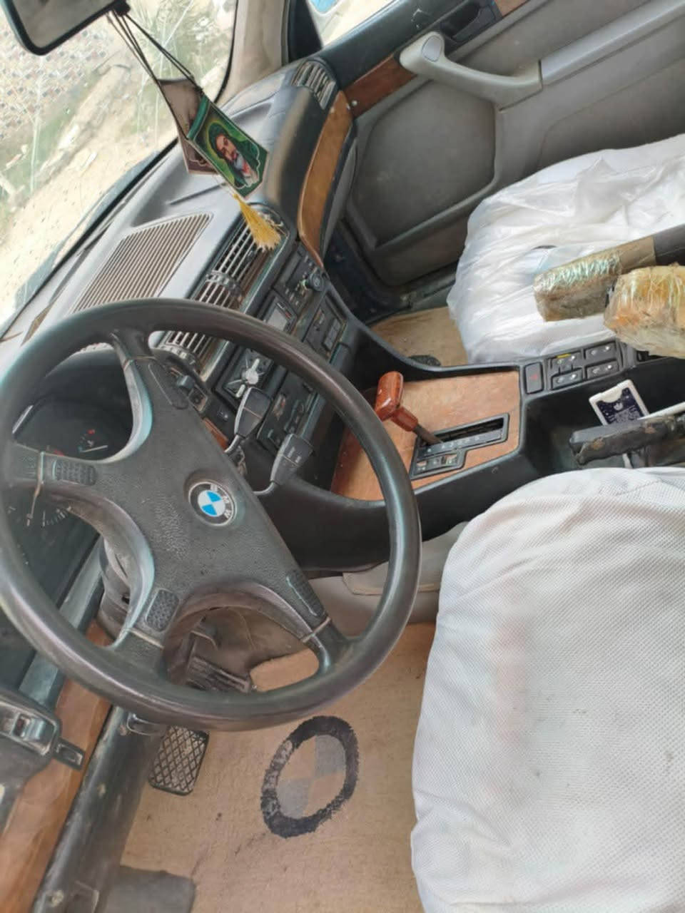 السلام عليكم بي ام 730 رقم بابل كبل عقد مروري هزه جديده مكينه جديده بس الكير ما اعرف شنو بي خلل كهربائي سياره جاهزه مكينه وتخم تاير باتري كلهن جدد عنوان كربلاء كنطره السلام *********** بي واتساب سعر 26 وبيه مجال
