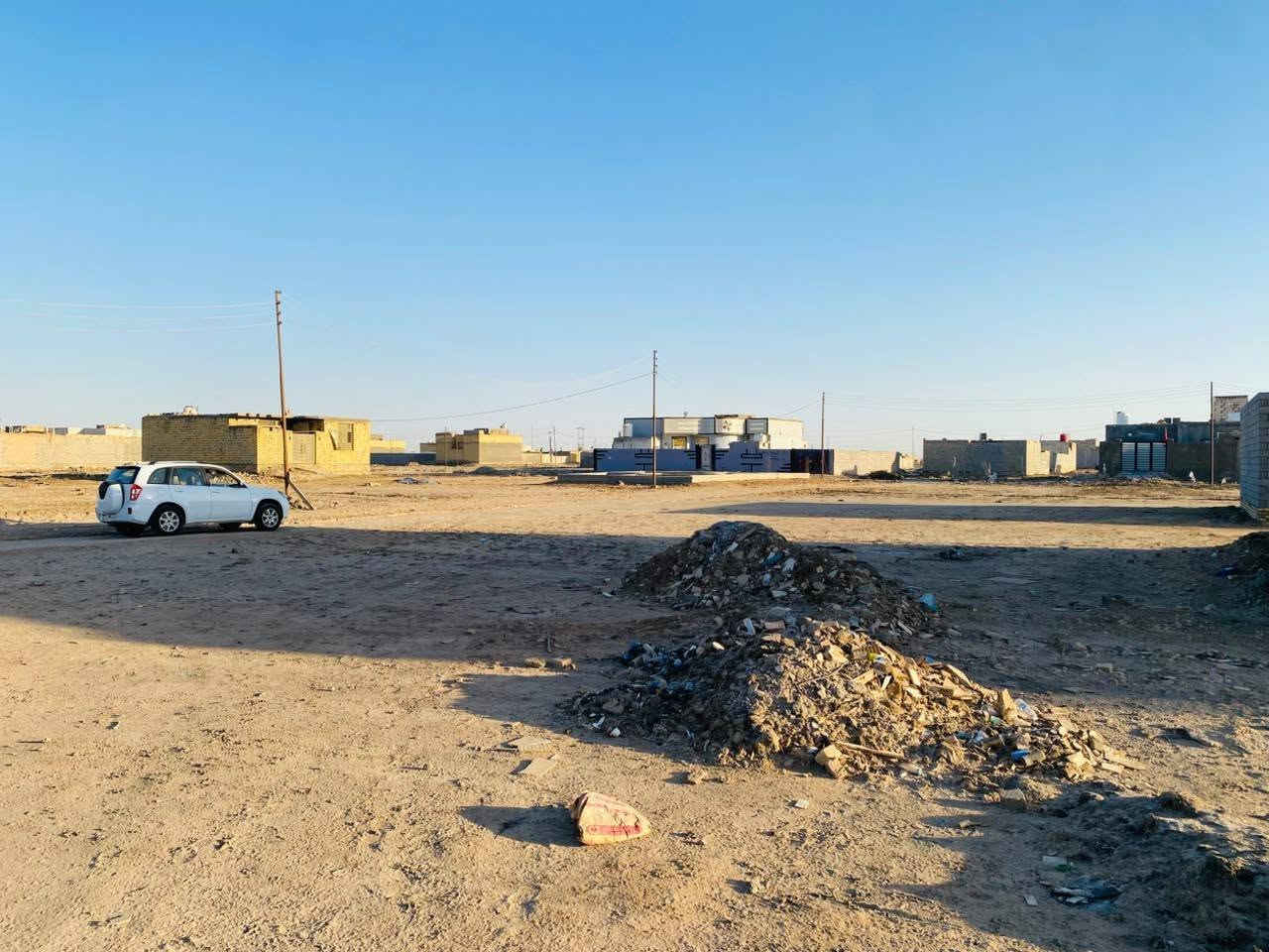 السلام عليكم يوجد لدينا قطعه ارض للبيع في منطقه حي الجوادين خلف بيت الشيخ مباشره على شارع 15 متر مساحه القطعه 200 م بسعر مناسب للاستفسار اكثر اتصال على الرقم التالي ***********@
