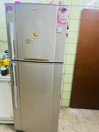 للبيع ثلاجة حجم كبير نظيفة جدا وشغالة مابيها اي عطل او خلل ومجمدة حجم ...