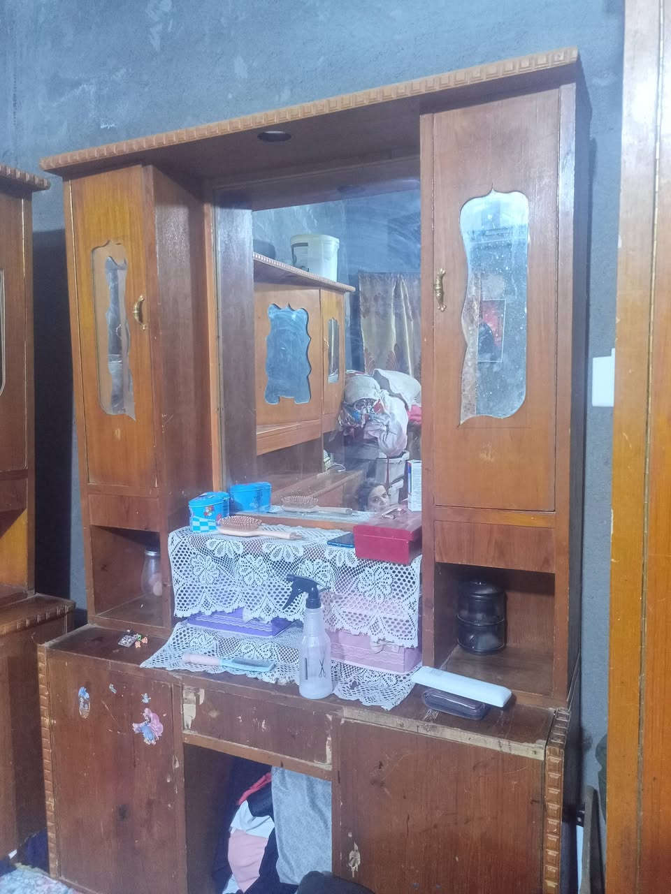 غرفة نوم للبيع مع معرض
للتواصل العنوان الرفاعي 
***********
