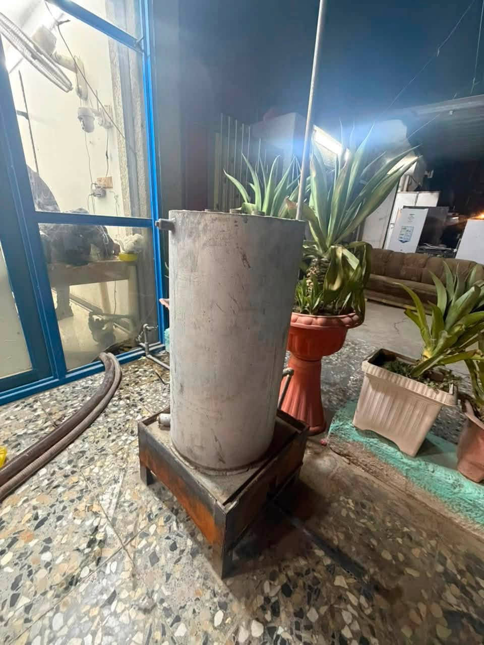عندي بويلر تفصال اصلي مامستعمل تقريبا شهرين وعزلت المحل صار عندي ضرف بعده جديد تجي وتشوف 
وعندي ميز خشب تزكام 
المكان الغزاليه 
للاستفسار اتصل على صاحب الغراض 
***********
