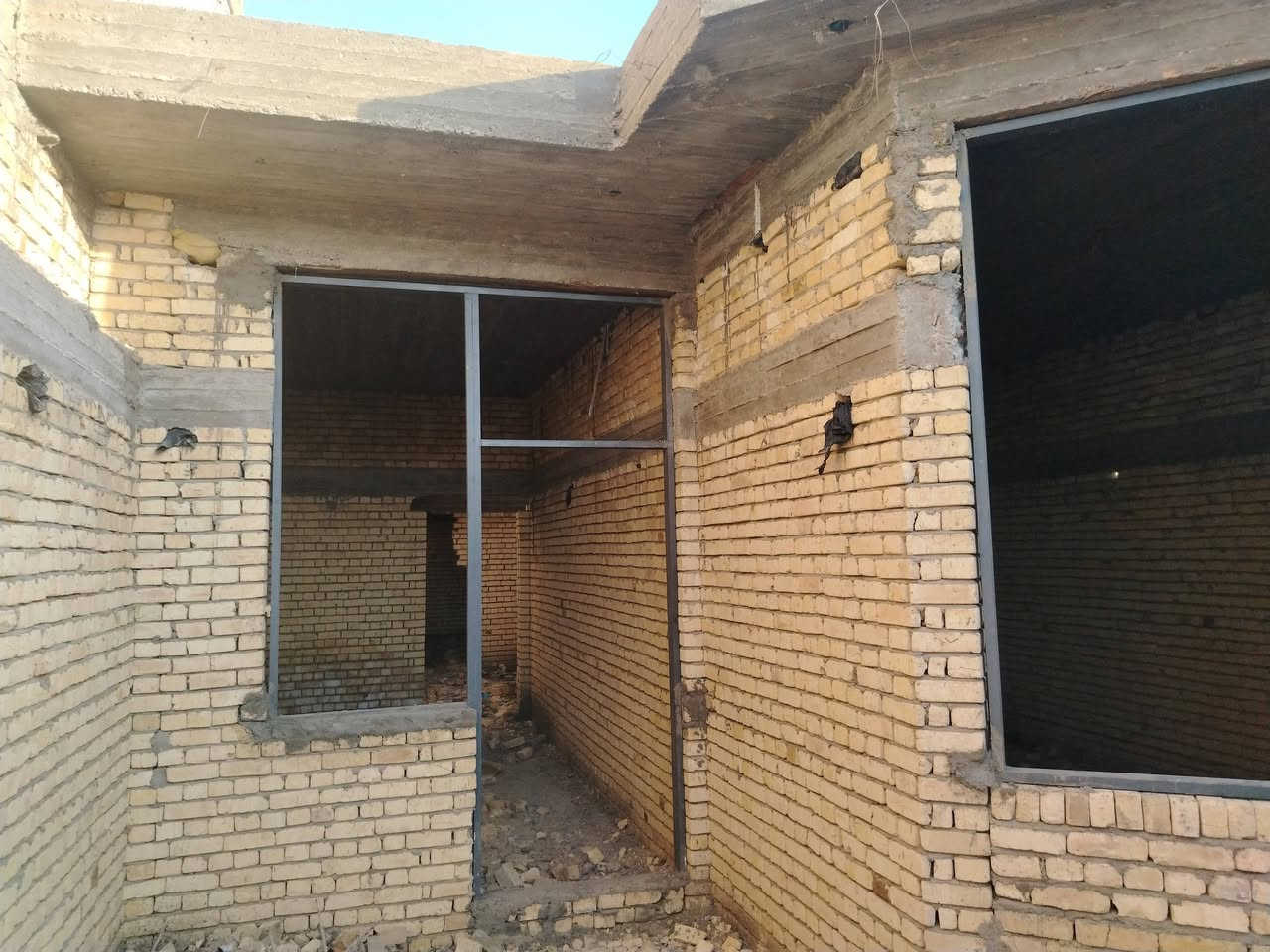 بيت للبيع جاهز من البنيان بس مجاري وكهربايات ميه وخمسين متر مابي اي قيناس الموقع حي نفط شارع البانزين خانه يم الدوح *********** وتساب  لنتن رباطات صب جديد صار شهر من كمل بنيان

