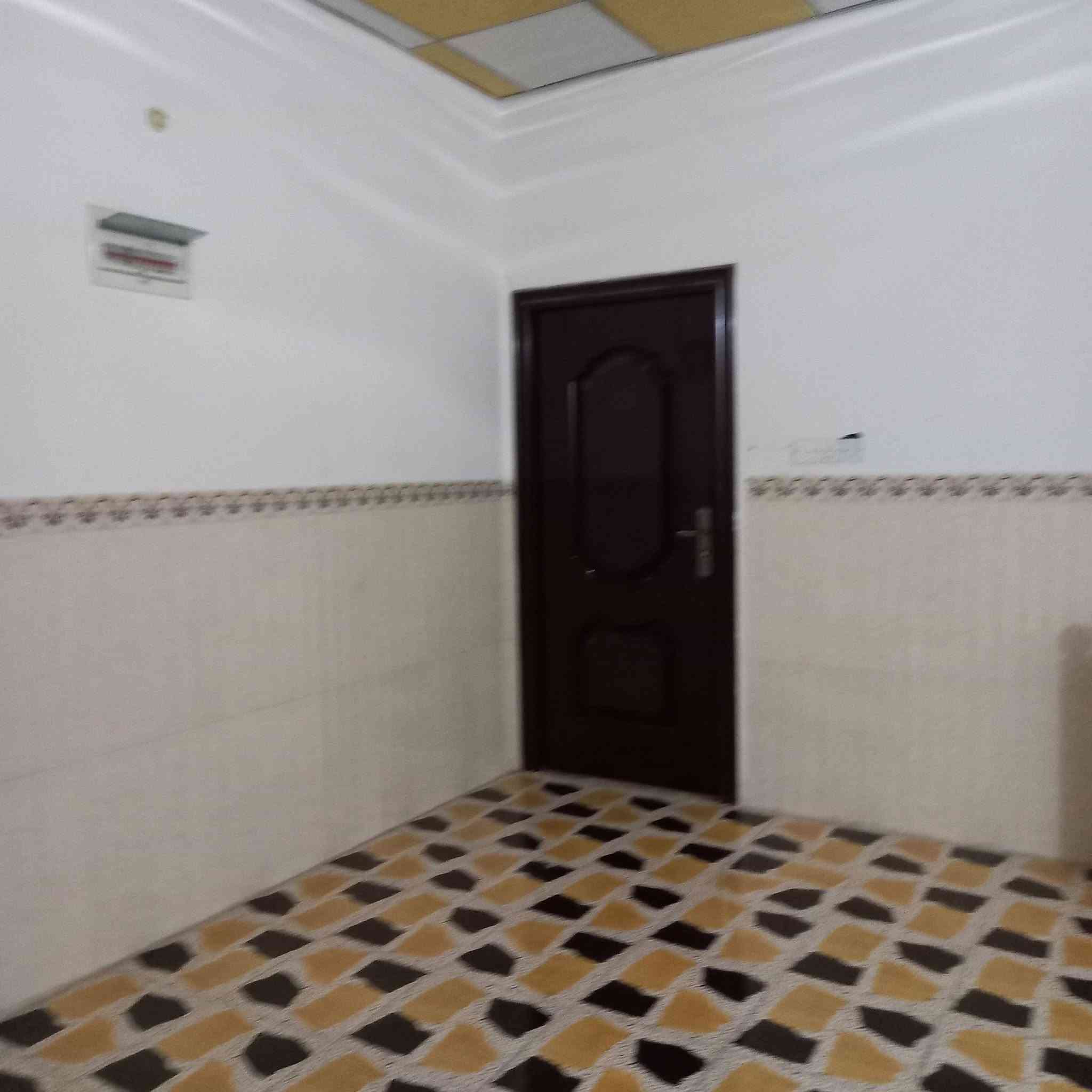 دار ١٠٠م طابقين نظيف جدا حي العدالة للايجار مفاتيحه عندي طابق الأول إستقبال وصالة ومطبخ وغرفة وصحيات والثاني ٢غرفه وصالة وصحيات للاتصال *********** *********** مكتب ابو فاطمة حي العدالة شارع المستوصف
