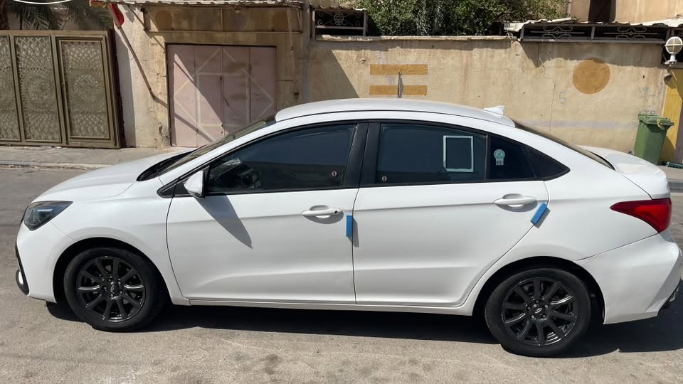 شيري اريزو مديل ٢٥ 
سيارة حرة بأسمي شرط التحويل ماشية ٨٩ الف قابل الزيادة سيارة نضيفه كفاله كير مكينه تبريد داخل الضمان كل صيانتها بالشركة سعر ٩٥ بيها مجال مكاني البصرة للتواصل ***********

نص مكتوب في الصور:
- السوق المفتوح opensooq.com
