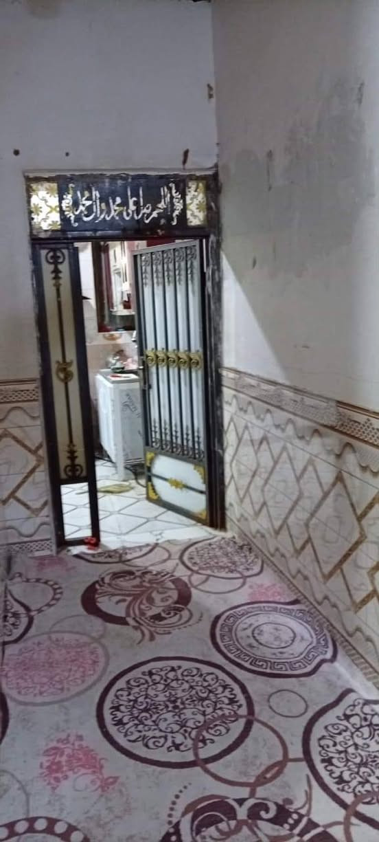 سلام عليكم دار سكن للبيع يتكون من غرفتين واستقبال ومطبخ وصالة وصحيات  في ابو الخصيب مهيجران شارع الجلبي مقابل حسينيه العاشور جهة الشط يبعد عن الشارع السايدين 500 متر طابقين الطابق الثاني بي تشطيب المساحه 100متر طابو صرف عراقي 
السعر 90 وبي مجال للشراي التواصل ***********
